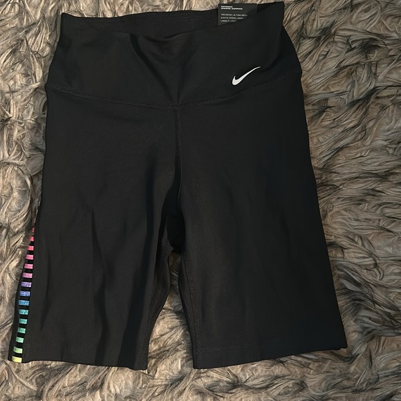 The Nike One Tight Fit 7” performance biker short - Picture 5 of 9